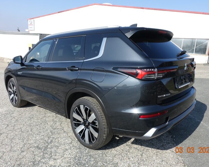 MITSUBISHI Outlander PHEV 2,4 4WD Diamond 2-tone Led.Schwarz AT 26 voll