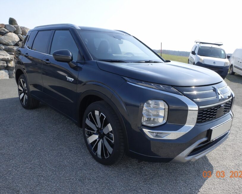 MITSUBISHI Outlander PHEV 2,4 4WD Diamond 2-tone Led.Schwarz AT 26 voll