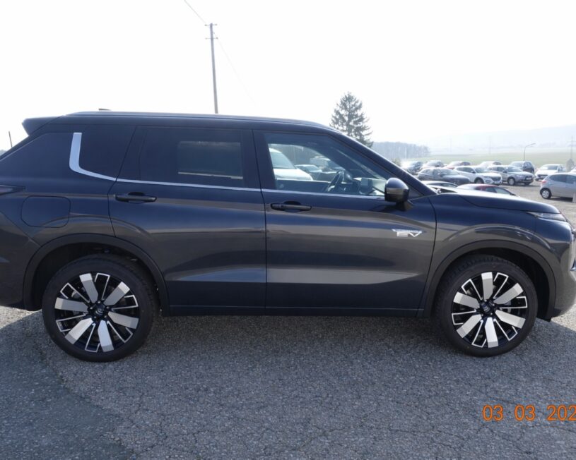MITSUBISHI Outlander PHEV 2,4 4WD Diamond 2-tone Led.Schwarz AT 26 voll