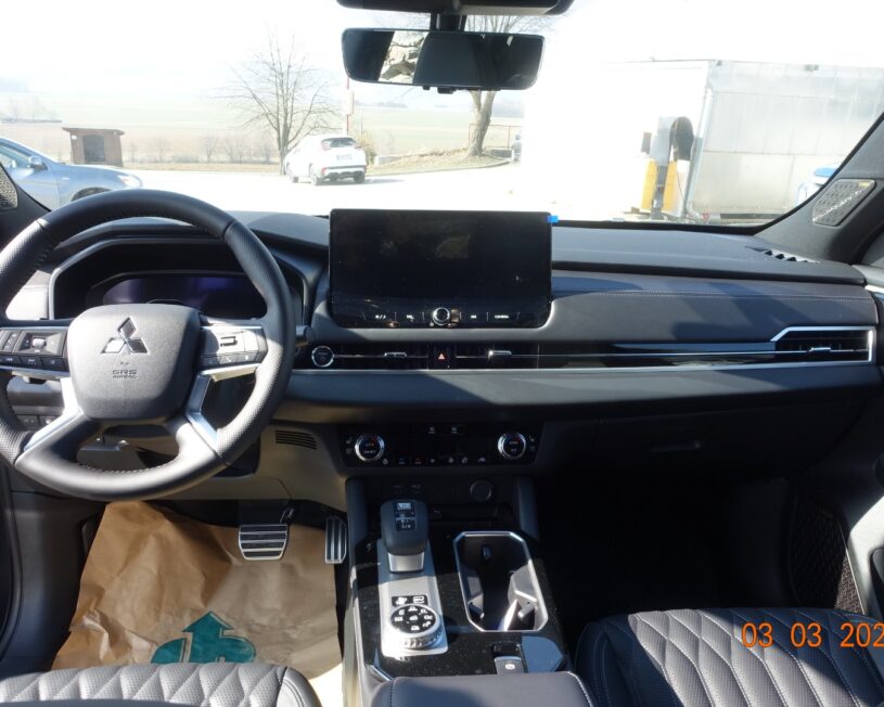 MITSUBISHI Outlander PHEV 2,4 4WD Diamond 2-tone Led.Schwarz AT 26 voll