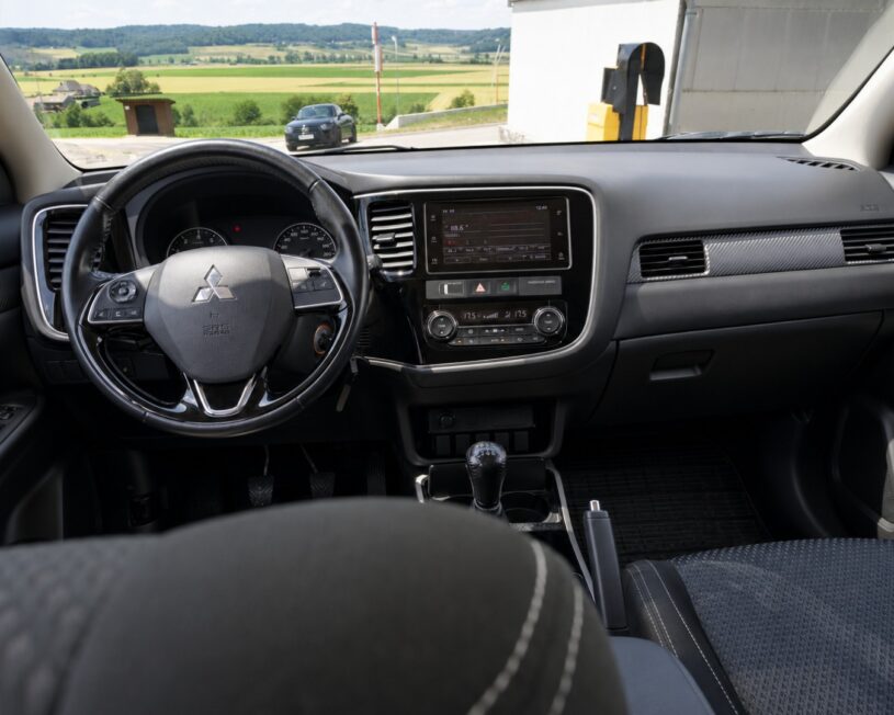 MITSUBISHI Outlander 2,0 2WD  100 Edition voll