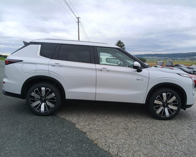 MITSUBISHI Outlander PHEV 2,4 4WD  Allrad Intense voll