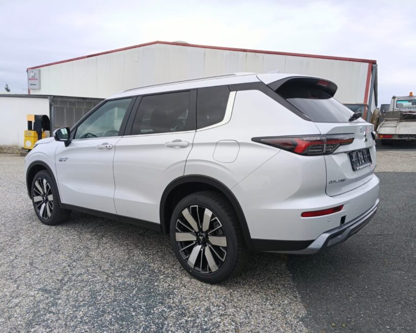 MITSUBISHI Outlander PHEV 2,4 4WD  Allrad Intense voll